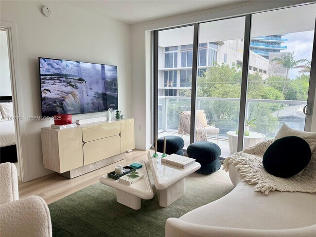 13800 Highland Dr in North Miami Beach, FL - Building Photo - Building Photo