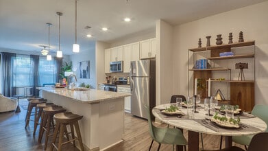 The View at Blue Ridge Commons in Roanoke, VA - Foto de edificio - Building Photo