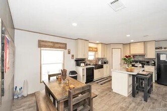 70 Gallinas Crk Rd in Pleasanton, TX - Foto de edificio - Building Photo