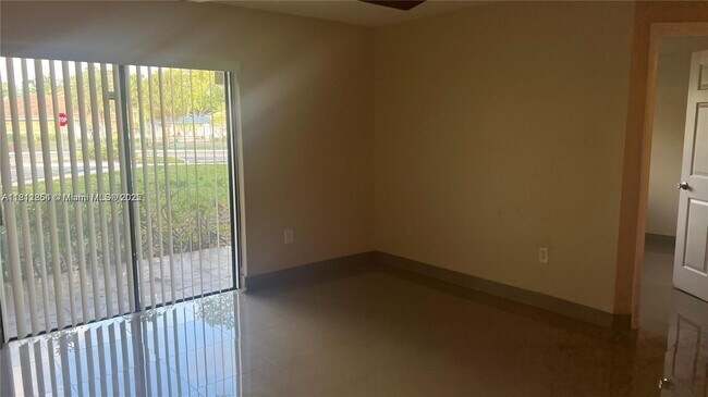 200 Palm Cir W in Pembroke Pines, FL - Building Photo - Building Photo