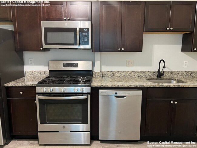 207 Broadway, Unit 1 in Everett, MA - Building Photo - Building Photo
