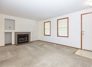 1243 Constitution Ave in Woodburn, OR - Foto de edificio - Building Photo