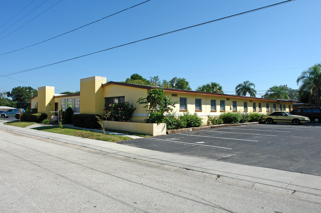 Top O Town Apartments in Clearwater, FL - Building Photo