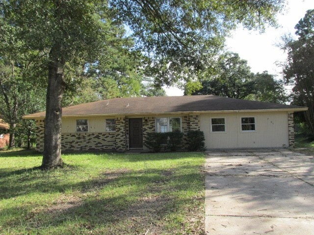 2105 Bush Dr in Huntsville, TX - Foto de edificio - Building Photo