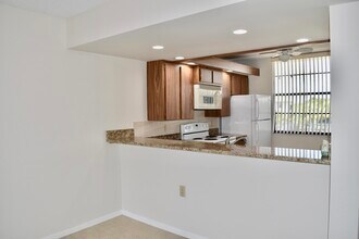 3540 Whitehall Dr-Unit -405 in West Palm Beach, FL - Building Photo - Building Photo