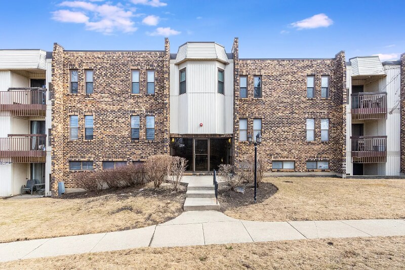 2214 Country Club Dr in Woodridge, IL - Building Photo