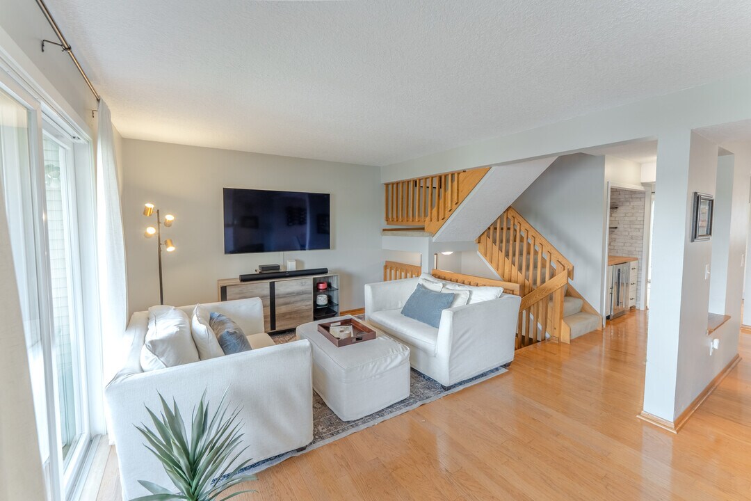 6339 Saint Croix Trl N in Stillwater, MN - Foto de edificio