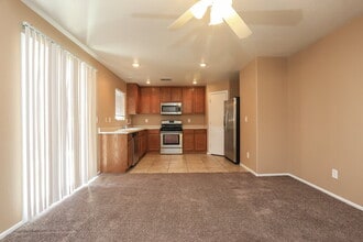 4973 Blue Marlin Ave in Las Vegas, NV - Foto de edificio - Building Photo