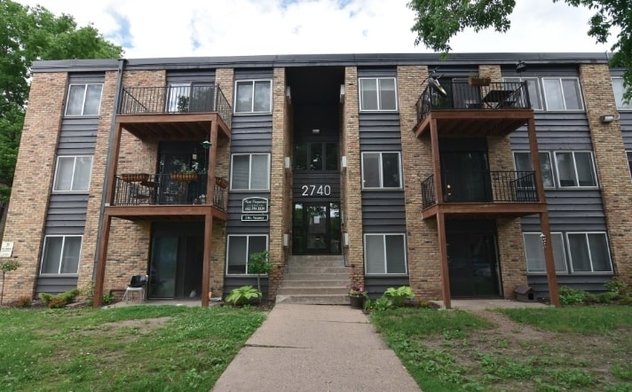 2740 Pleasant in Minneapolis, MN - Building Photo