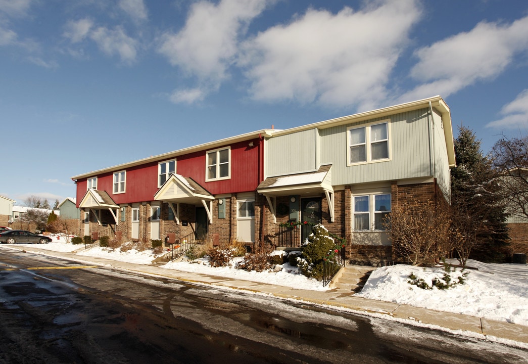 Maple Village Co-Op in Saline, MI - Foto de edificio