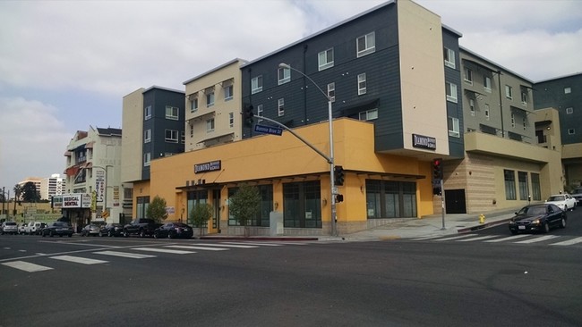 MacArthur Park Metro Apartments in Los Angeles, CA - Foto de edificio - Building Photo