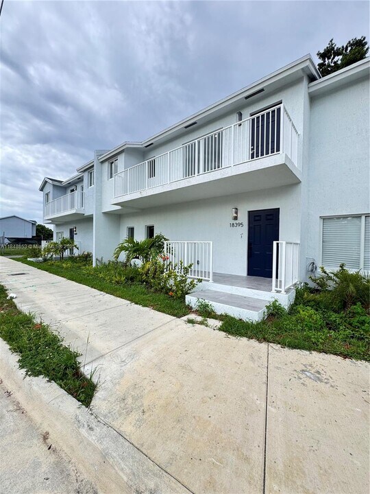 18391 SW 103rd Ct in Miami, FL - Building Photo