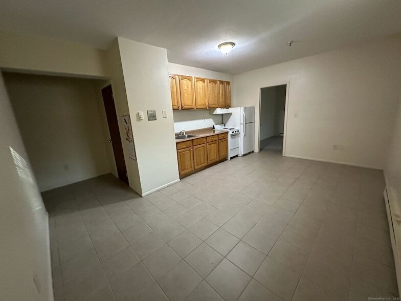 1660 E Main St, Unit 5T in Waterbury, CT - Building Photo