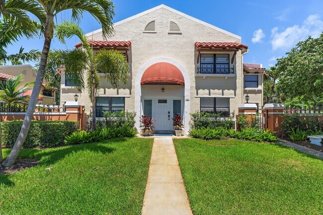 15 Uno Lago Dr in North Palm Beach, FL - Building Photo - Building Photo