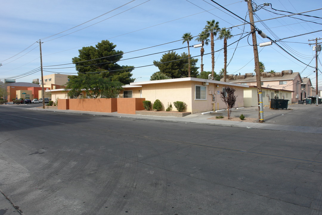 351 Desert Ln in Las Vegas, NV - Foto de edificio