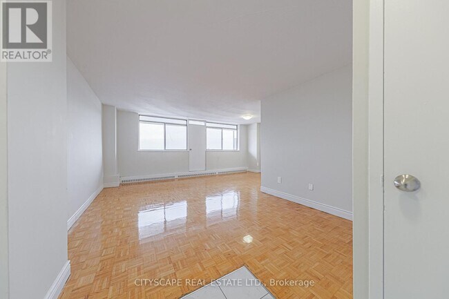 100 Rowena Dr in Toronto, ON - Building Photo - Building Photo