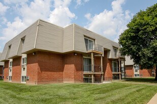 Wade Manor in Inkster, MI - Building Photo