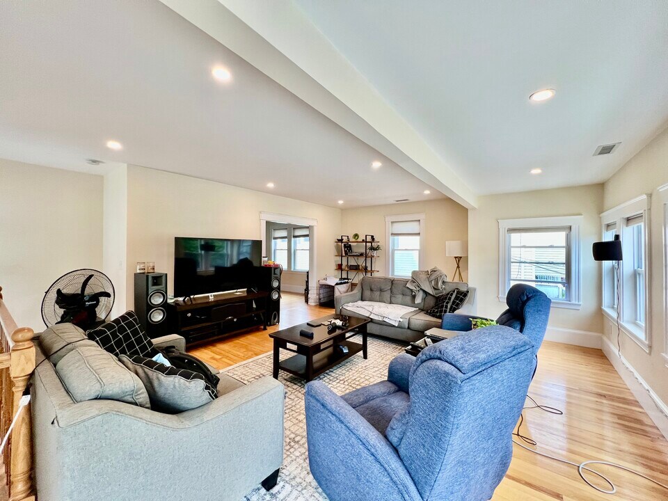 70 Edenfield Ave, Unit 2 in Watertown, MA - Building Photo