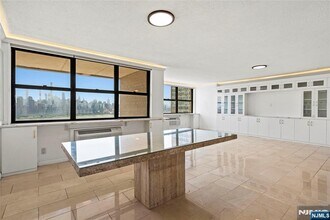 7004 JFK Blvd E in Guttenberg, NJ - Foto de edificio - Building Photo