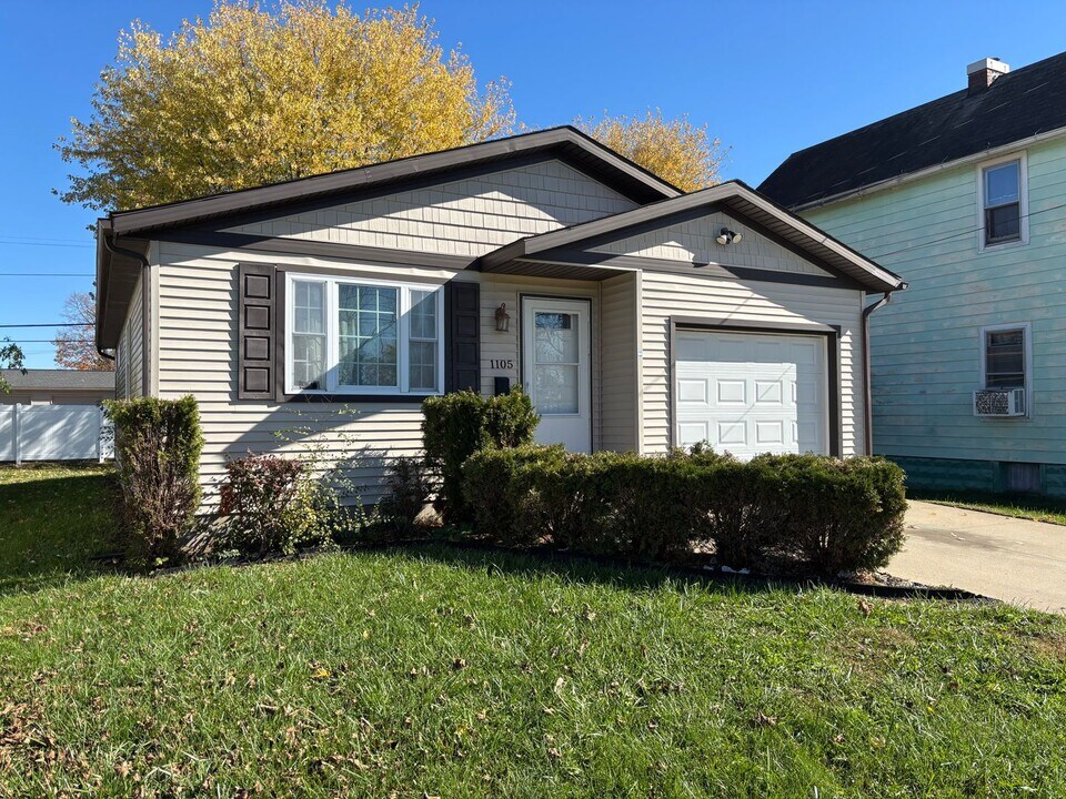 1105 12th St NW in New Philadelphia, OH - Building Photo