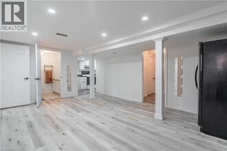 404 Stone Church Rd E in Hamilton, ON - Building Photo - Building Photo