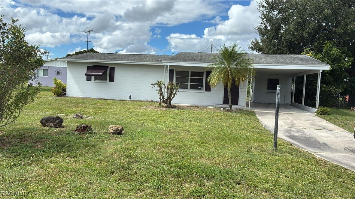121 Andros St in Lehigh Acres, FL - Building Photo