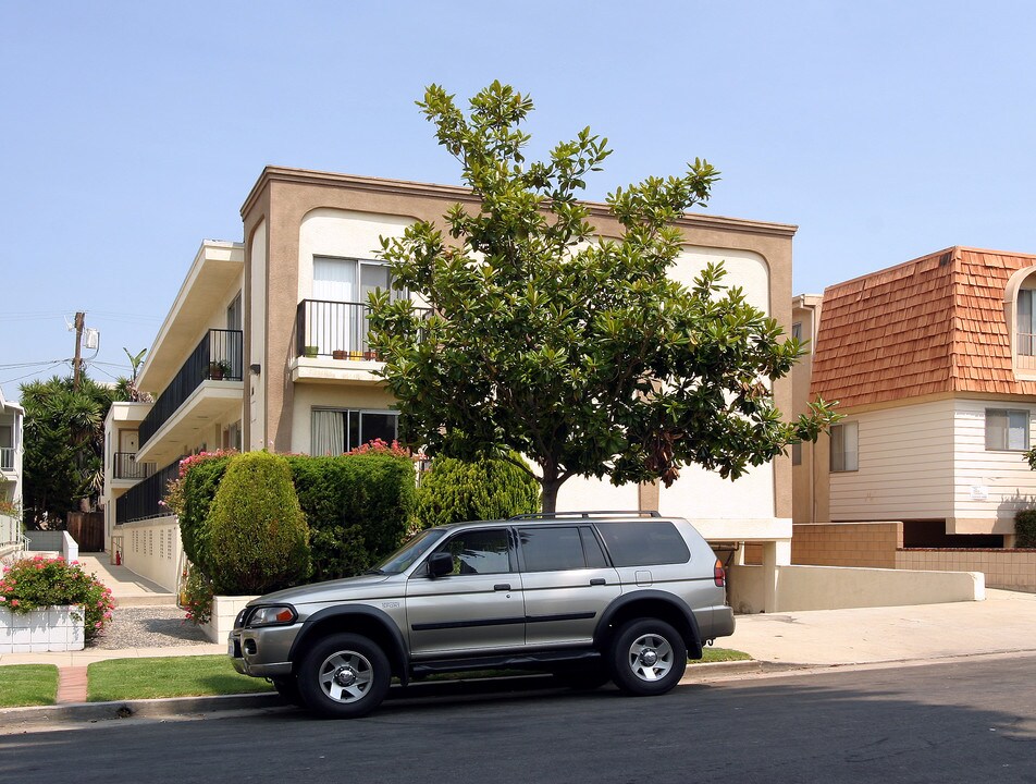 11949 Darlington Ave in Los Angeles, CA - Building Photo