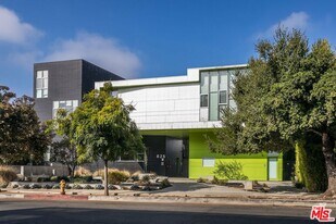 825 Kings Rd in West Hollywood, CA - Building Photo