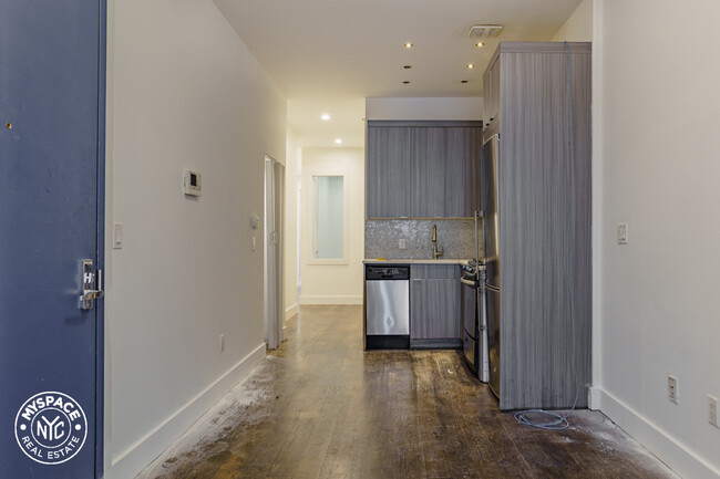 580 Fairview Ave in Queens, NY - Foto de edificio - Building Photo