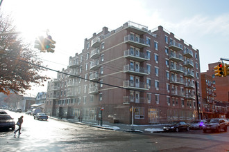 35-06 Leavitt St in Flushing, NY - Foto de edificio - Building Photo