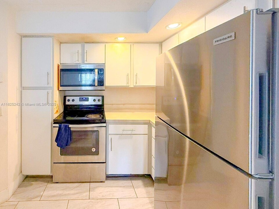 3440 Pinewalk Dr N in Margate, FL - Building Photo