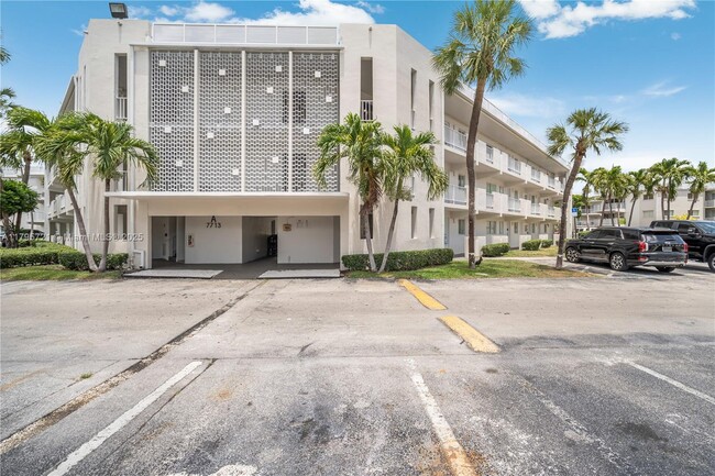7713 SW 88th St in Kendall, FL - Building Photo - Building Photo