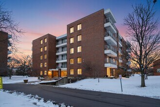 4000 Triumvera Dr in Glenview, IL - Building Photo - Building Photo