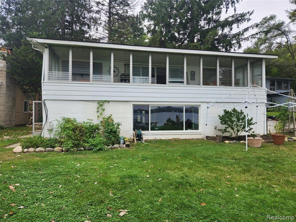 8463 Hillpoint Dr in Brighton, MI - Foto de edificio