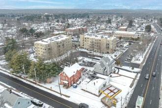 Whitney Commons in Hamden, CT - Foto de edificio - Building Photo