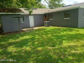 4305 Bessie Cir W in Jacksonville, FL - Building Photo - Building Photo