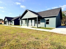 502 N Ross Sterling in Anahuac, TX - Building Photo
