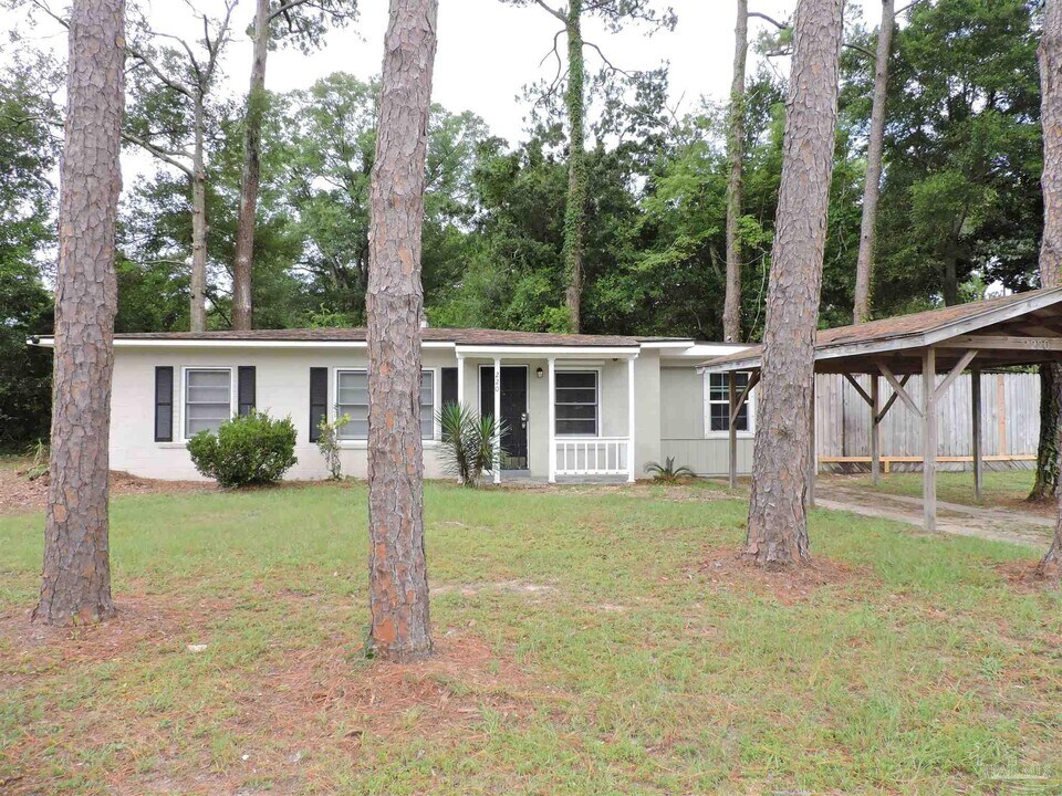 220 E Highland Dr in Pensacola, FL - Building Photo