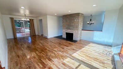 17543 7th Ave NE in Shoreline, WA - Foto de edificio - Building Photo