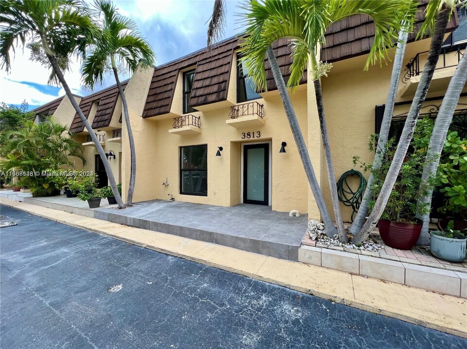 3813 NE 167th St in North Miami Beach, FL - Building Photo