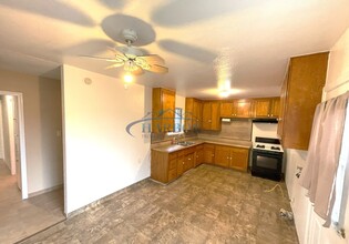 877 E Deloras Dr in Carson, CA - Building Photo - Building Photo