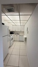 17530 NW 68th Ave in Hialeah, FL - Foto de edificio - Building Photo