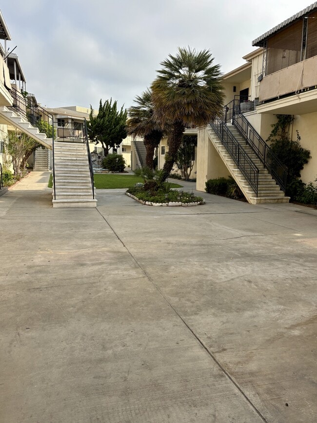 611 E Kelso St in Inglewood, CA - Building Photo - Building Photo