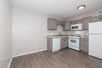 Parkwood Gardens Ohana in Bixby, OK - Building Photo - Interior Photo