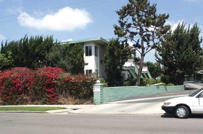 Meadowlake View II Apartments in Vista, CA - Foto de edificio - Building Photo