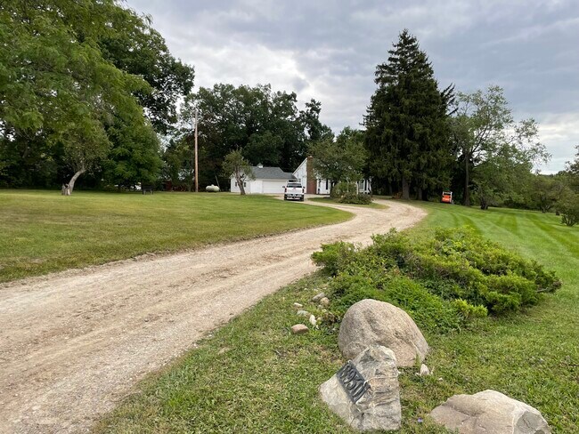 8950 31 Mile Rd in Washington, MI - Foto de edificio - Building Photo