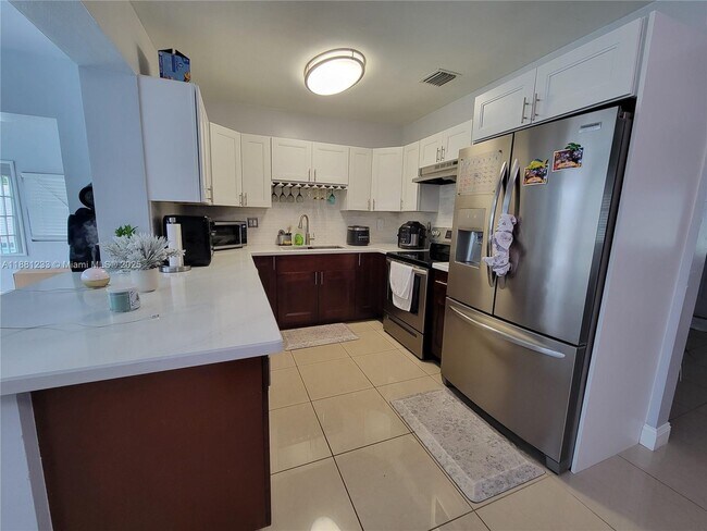 6930 SW 12th St in Pembroke Pines, FL - Building Photo - Building Photo