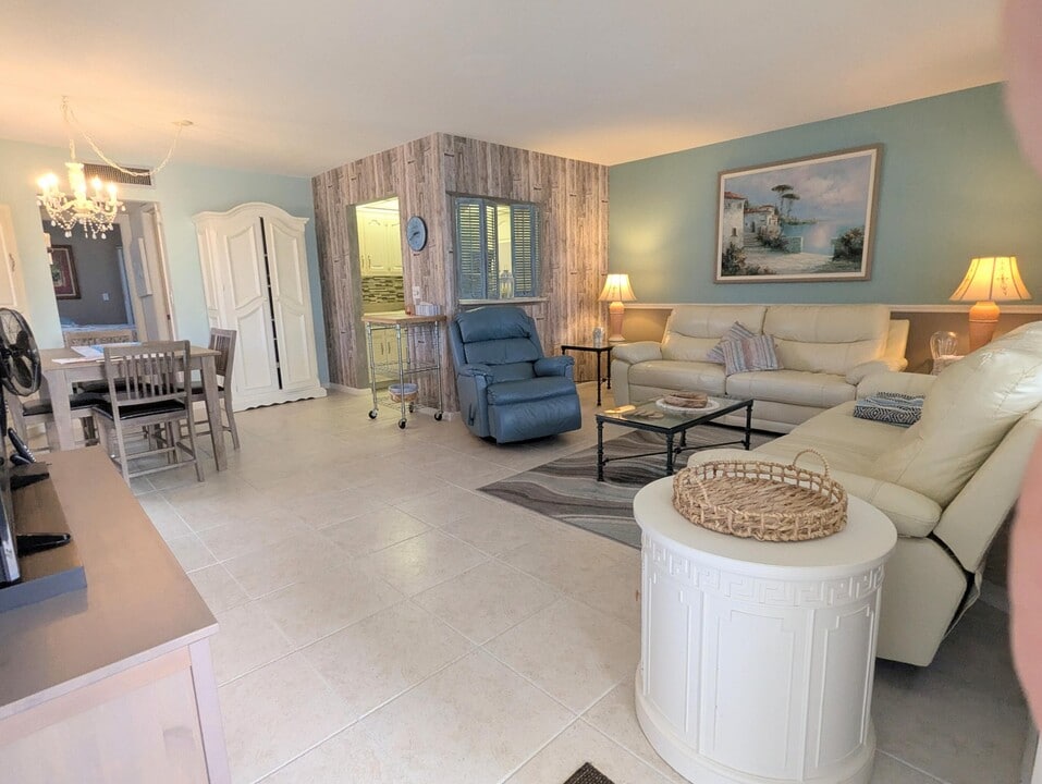 20 Coventry A in West Palm Beach, FL - Building Photo