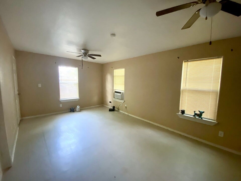 325 Belden Ave in San Antonio, TX - Building Photo
