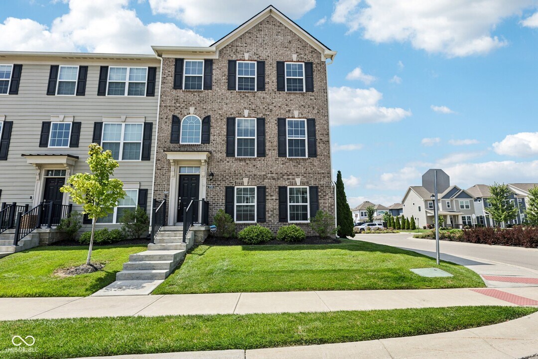 17285 Dallington St in Westfield, IN - Foto de edificio